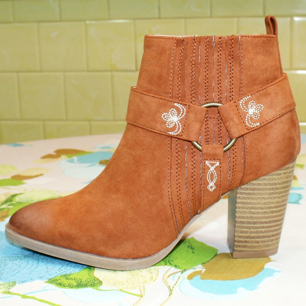 ⚡LAST PAIR!⚡ Embroidered & Harness Ankle Boot NIB - Picture 2 of 8